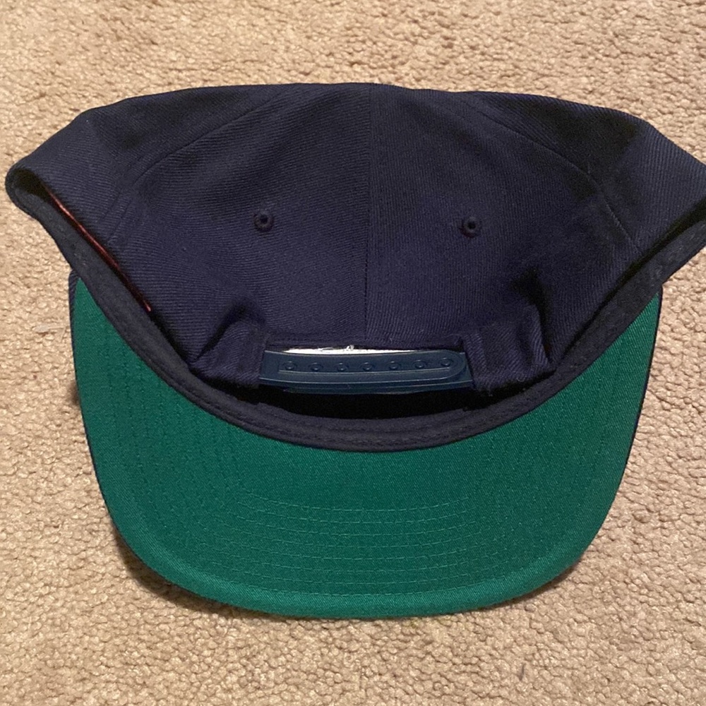 Snap back hat - Picture 4 of 4